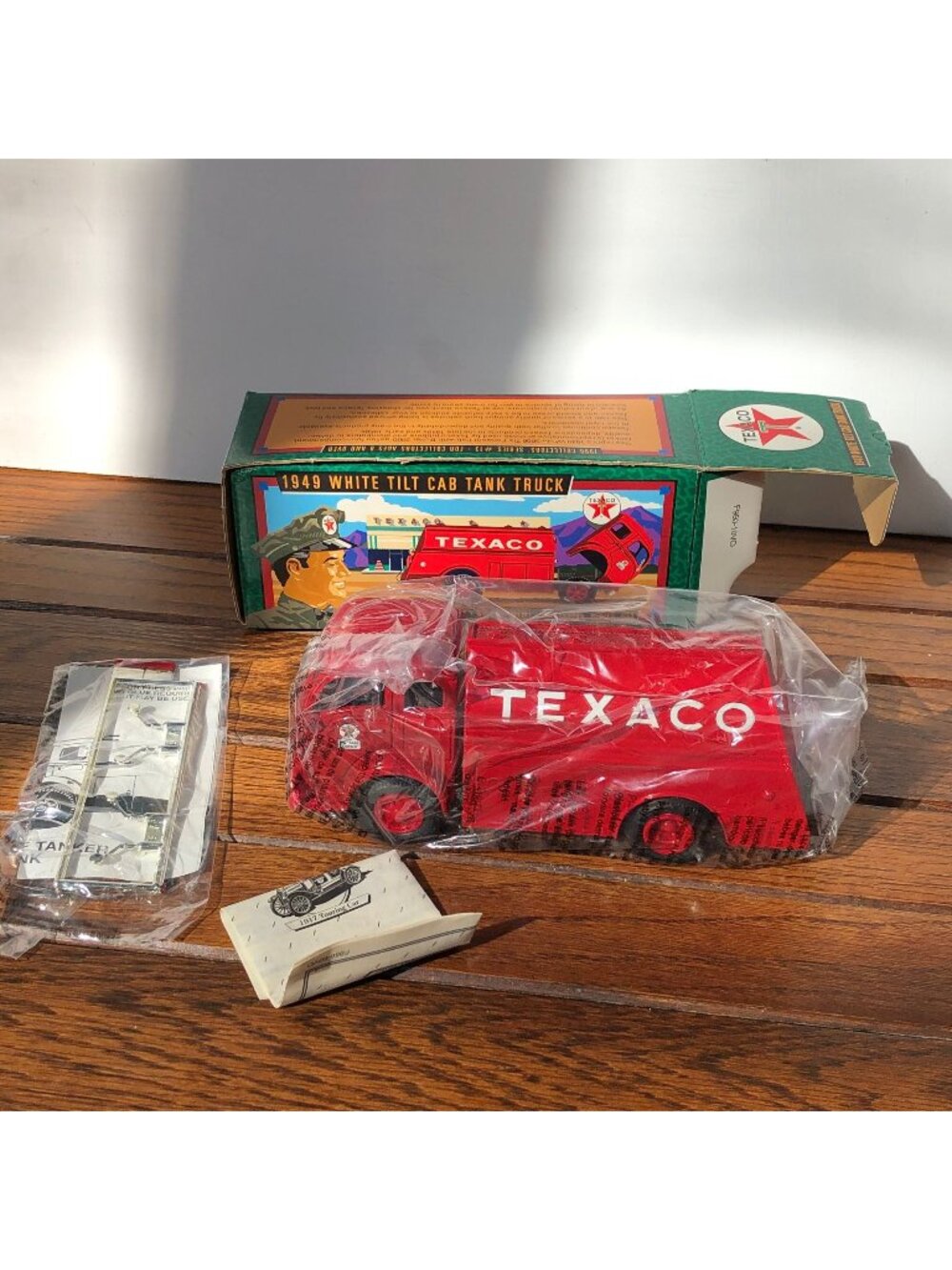 ERTL Texaco Red 1949 White Tilt Cab Tank Truck 1996 Collector's Series #13 Bank